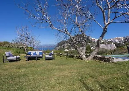 Villa Cara, *