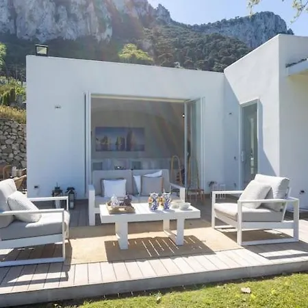 Villa Cara, *