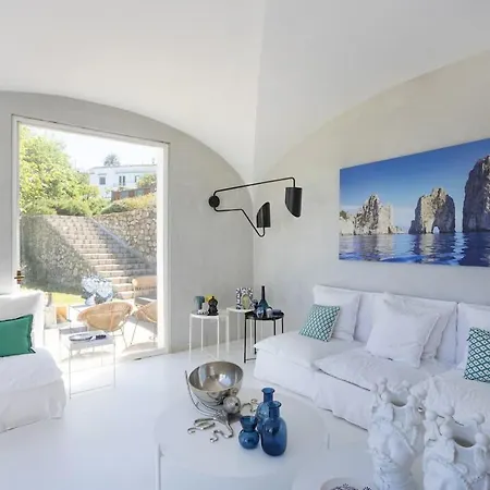 Villa Cara, *