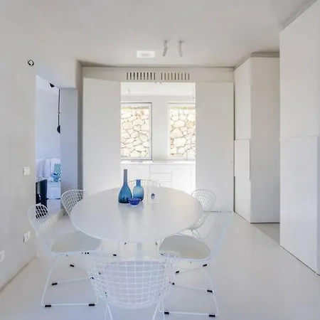Cara, Villa